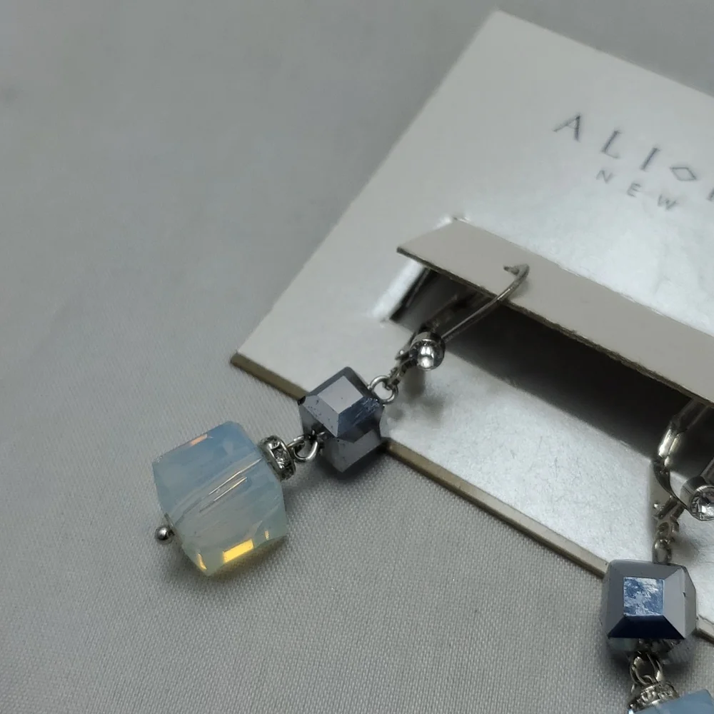 Ali khan Crystal cube French wire earrings opal silver - Picture 3 of 4